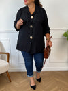 Découvrez la chemise longue noire grande taille Leyla, pensée pour allier confort et élégance. Sa coupe ample assure une liberté de mouvement tandis que ses manches longues et son col classique apportent une touche sophistiquée.