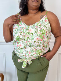 Ce top kaki à bretelles réglables séduit par son élégance discrète et son motif floral délicat dans les tons vert et beige. Léger, féminin et facile à porter, il ajoute une touche romantique à n’importe quelle tenue.