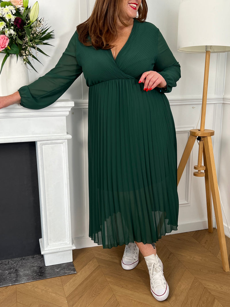 Robe longue plissée vert sapin, élégante et fluide. Son tombé raffiné sublime la silhouette, parfaite pour une allure chic et intemporelle.