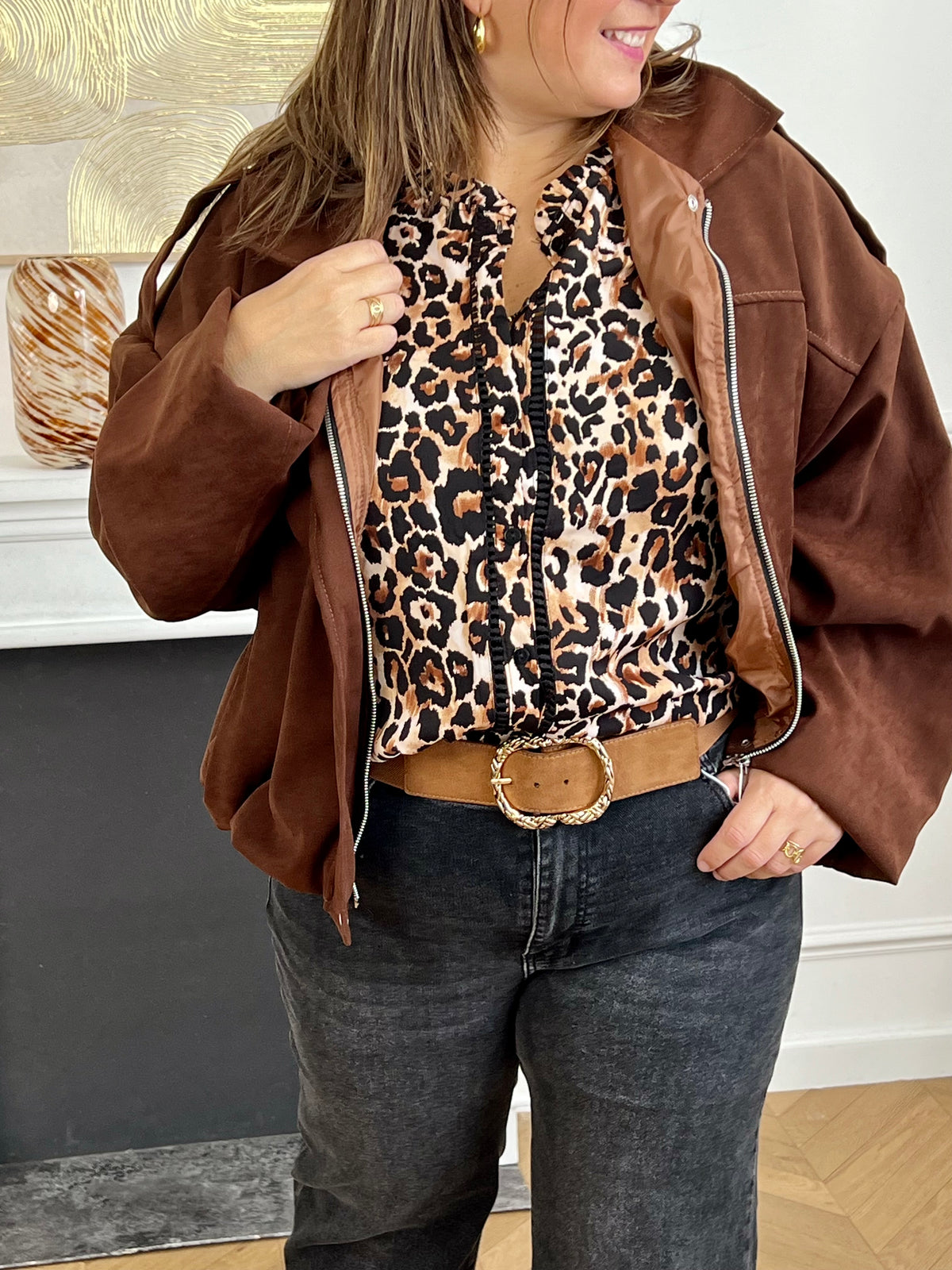 Chemise fluide à motif léopard, ajourée sur le devant et aux manches pour une touche élégante et moderne. Son col montant et ses manches longues lui confèrent une allure chic, idéale pour toutes les occasions. Ses nuances de marron, beige et noir s’accordent facilement pour un style à la fois tendance et raffiné.