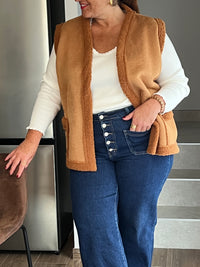 Adoptez un look tendance avec la veste sans manches Curve : Talya en imitation daim camel. Avec ses 2 poches à l'avant, elle allie style et praticité. Son effet moumoute apporte une touche de douceur et de chaleur pour les journées fraîches. Soyez élégante et confortable en toutes occasions !