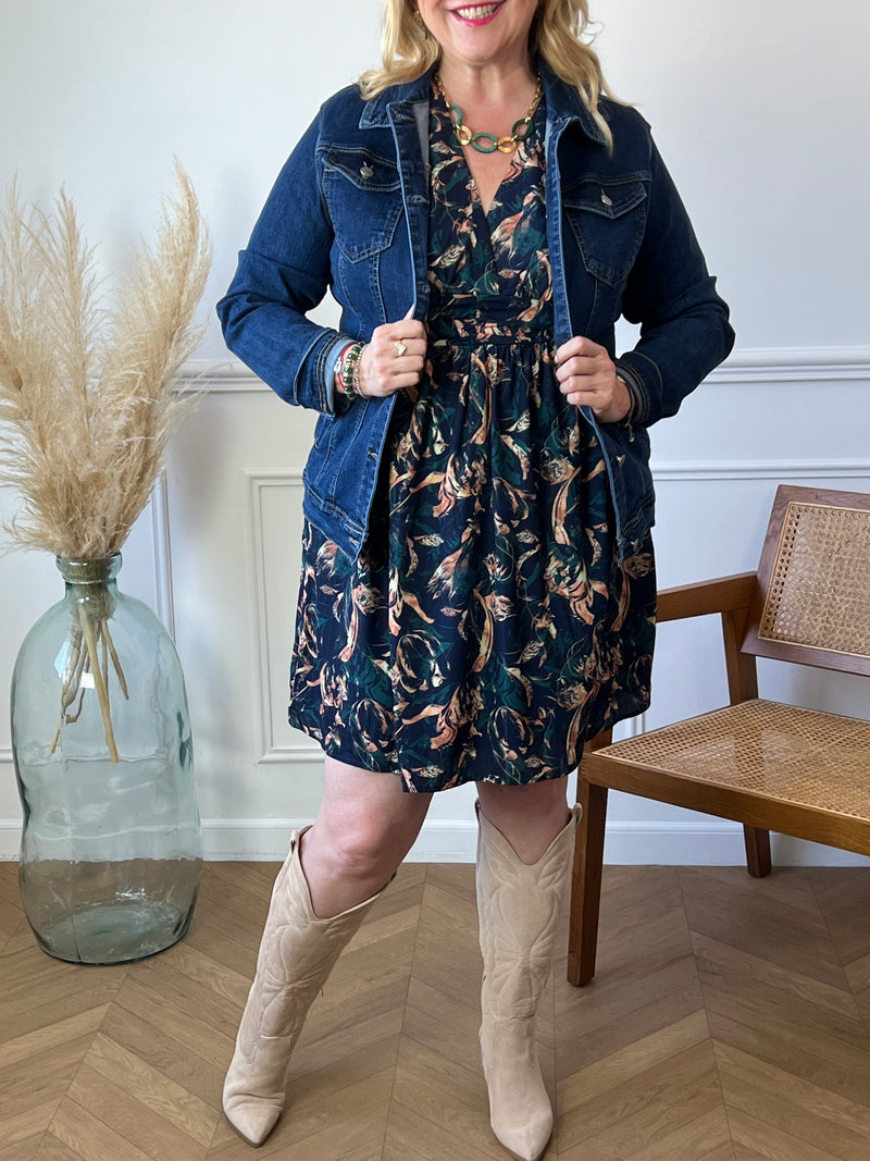 Optez pour la robe bleue à motifs Curve : Candia pour un look unique et élégant ! Avec ses manches longues, son col V et sa doublure sauf aux manches, cette robe courte vous offrira un confort inégalé. Parfait pour toutes les occasions, cette robe ajoutera une touche de fraîcheur à votre garde-robe.