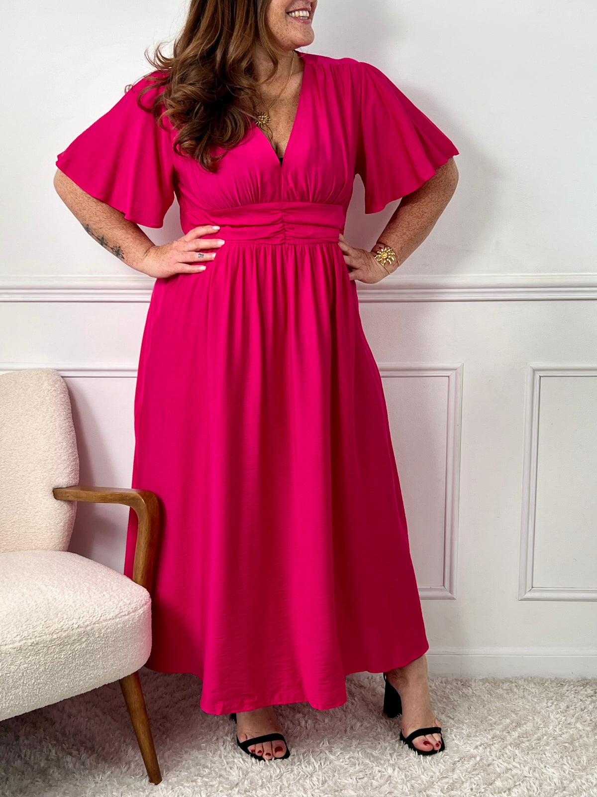Cette robe fuchsia grande taille Tyana est parfaite pour les journées ensoleillées ! Avec ses manches courtes et son col v, elle est à la fois légère et élégante.