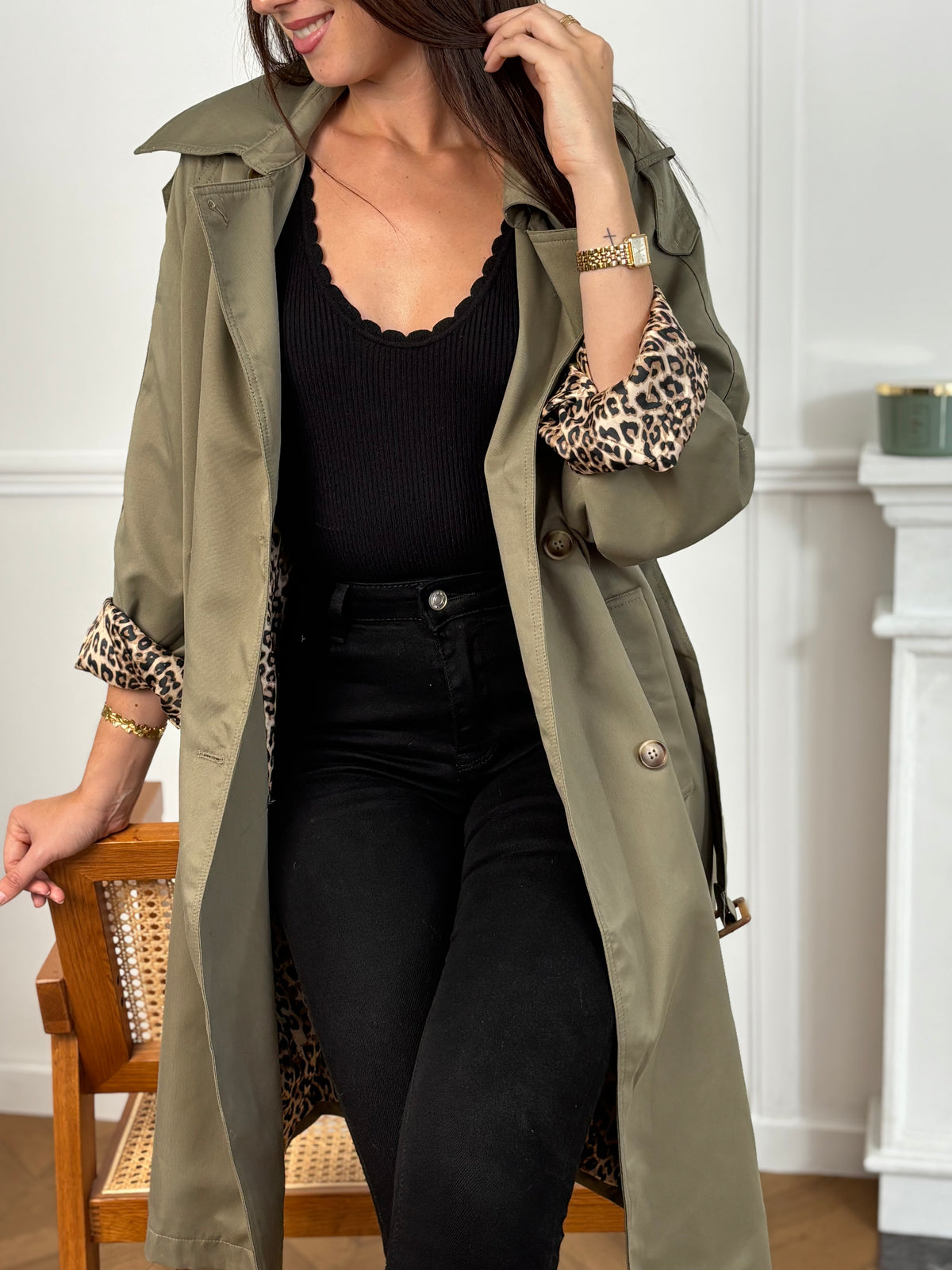 Ajoutez une touche de féminité et de style à votre garde-robe avec notre trench Marlyne en kaki. Doté d'une ceinture amovible à la taille et aux manches pour une silhouette flatteuse. Parfait pour toutes les occasions, ce trench est fendu à l'arrière pour un look à la fois chic et pratique.