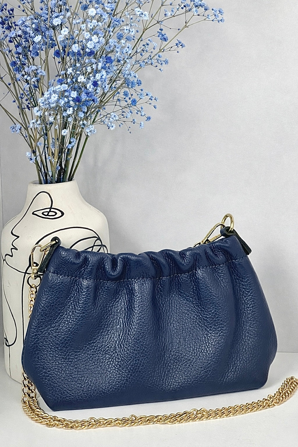 Blue handbag: Liyo