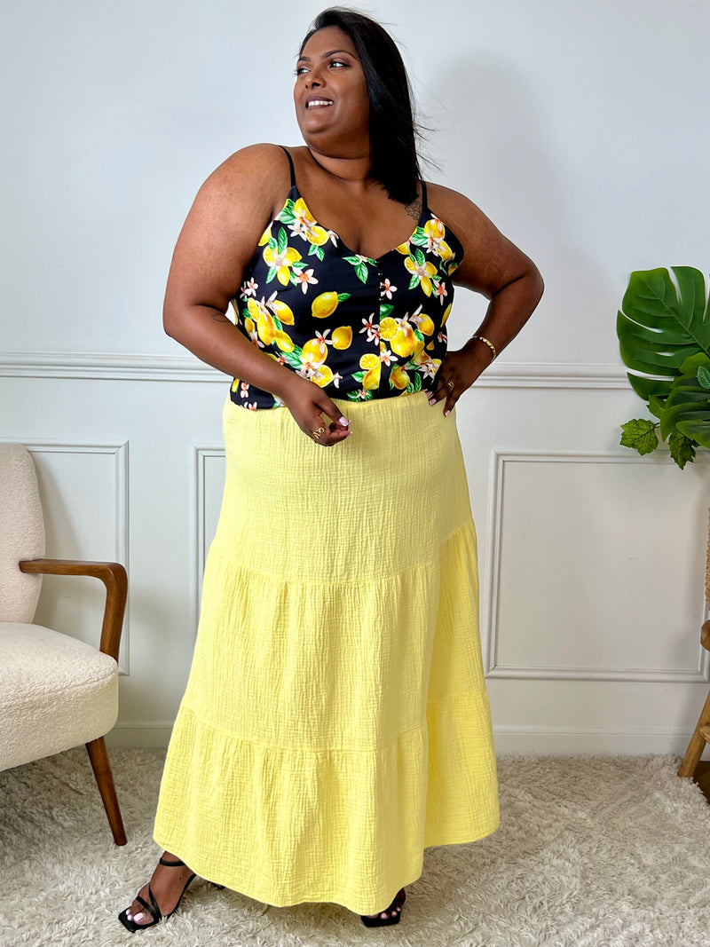 Ce top fluide grande taille allie confort et style avec son imprimé citron et jonquilles aux tons jaune et vert. Son col V féminin est souligné par de jolis boutons noirs factices. Les bretelles réglables s’adaptent à toutes les morphologies et l’élastique au dos assure un maintien parfait. Idéal pour apporter une touche fraîche et estivale à vos tenues.