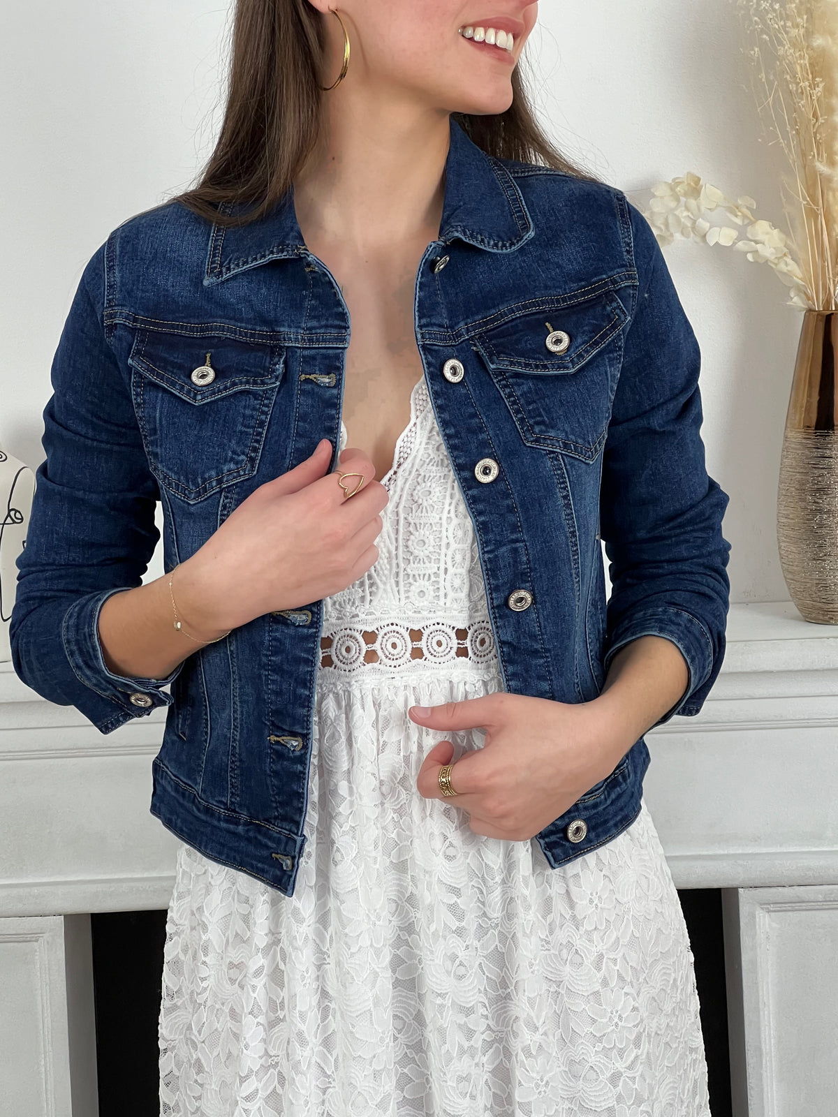 Découvrez notre veste en jean Cazia, en bleu foncé basique ! Parfait pour ajouter une touche de style à n'importe quelle tenue, cette veste est un essentiel dans votre garde-robe.