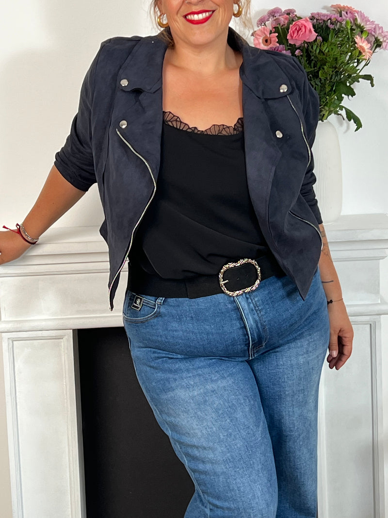 Ce perfecto bleu marine grande taille, modèle Calista, allie élégance et confort. Ses manches longues et son col revers apportent une touche classique, tandis que la fermeture éclair et les boutons argentés ajoutent un détail raffiné.