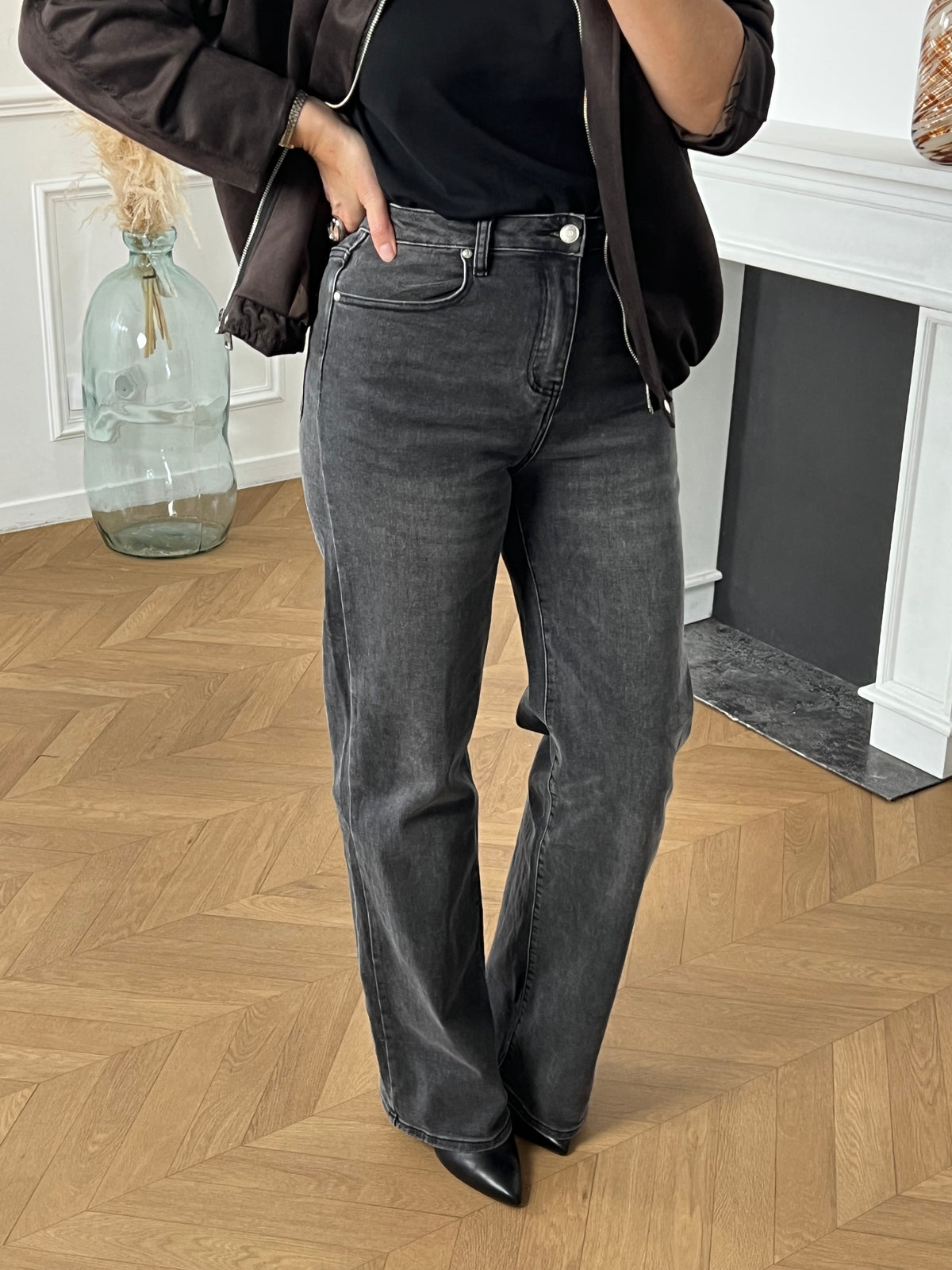 Ce jean gris wide leg Tall est spécialement conçu pour les femmes grandes, offrant une coupe élégante et confortable. Il dispose de deux poches à l'avant et à l'arrière pour ranger vos essentiels, ainsi qu'une fermeture éclair avec bouton pour un ajustement facile.&nbsp;