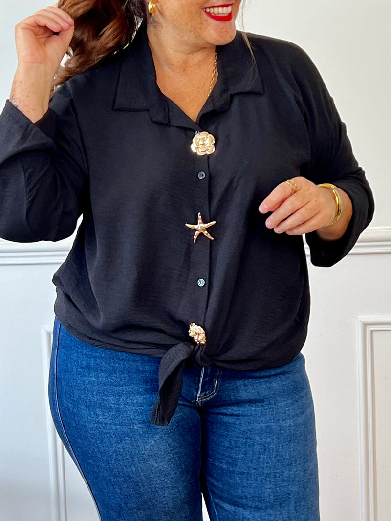 Découvrez la chemise longue noire grande taille Leyla, pensée pour allier confort et élégance. Sa coupe ample assure une liberté de mouvement tandis que ses manches longues et son col classique apportent une touche sophistiquée.