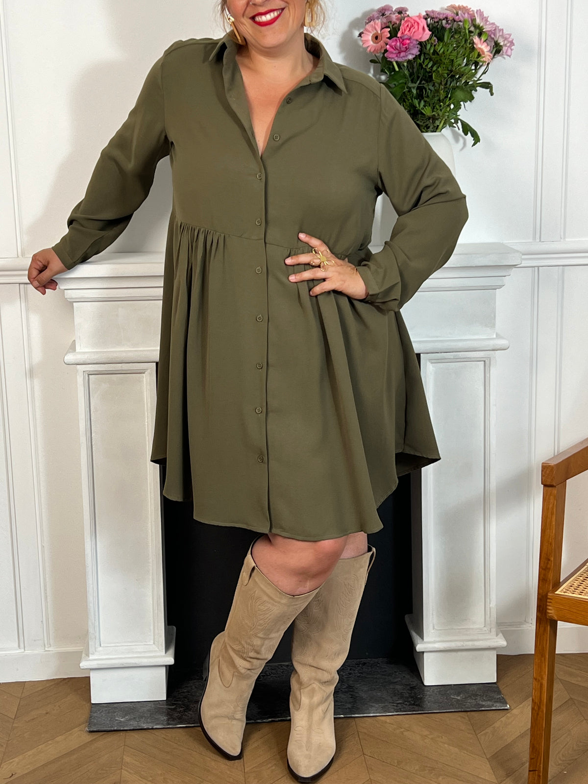 Découvrez l'essence du chic avec notre petite robe kaki fluide et courte, agrémentée de boutons délicats sur le devant pour une touche classique et contemporaine.