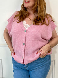 Gilet sans manches rose, lumineux et tendance. Coupe confortable et polyvalente, parfaite pour dynamiser vos tenues avec une touche de style.