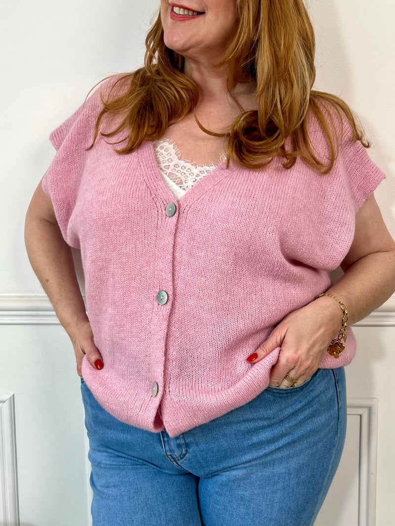 Gilet sans manches rose, lumineux et tendance. Coupe confortable et polyvalente, parfaite pour dynamiser vos tenues avec une touche de style.