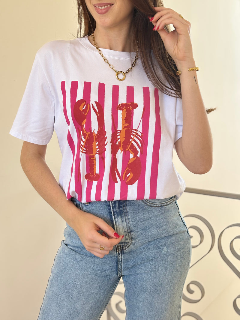 Le tee-shirt écru Adelina offre un col V et manches courtes, avec des motifs homards et traits fuchsia pour une touche colorée et originale.
