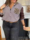La chemise Madeline allie confort et style grâce à ses manches longues marron, sa coupe plus longue à l’arrière et ses détails léopard sur la poche, le dos et le col. Les poignets resserrés et les boutons sur toute la longueur assurent une tenue soignée au quotidien.