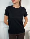 Un tee-shirt noir intemporel, d'une simplicité élégante et polyvalente, idéal pour compléter n'importe quelle tenue avec style et décontraction. Sa couleur neutre s'harmonise parfaitement avec une variété de looks.