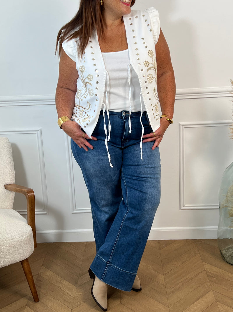 Découvrez le jean super wide leg Elvera, conçu pour allier confort et style. Avec ses deux poches à l'avant et à l'arrière, il offre praticité au quotidien. Sa fermeture à boutons et ses passants pour ceinture assurent un ajustement parfait, mettant en valeur votre silhouette tout en vous laissant libre de vos mouvements.&nbsp;