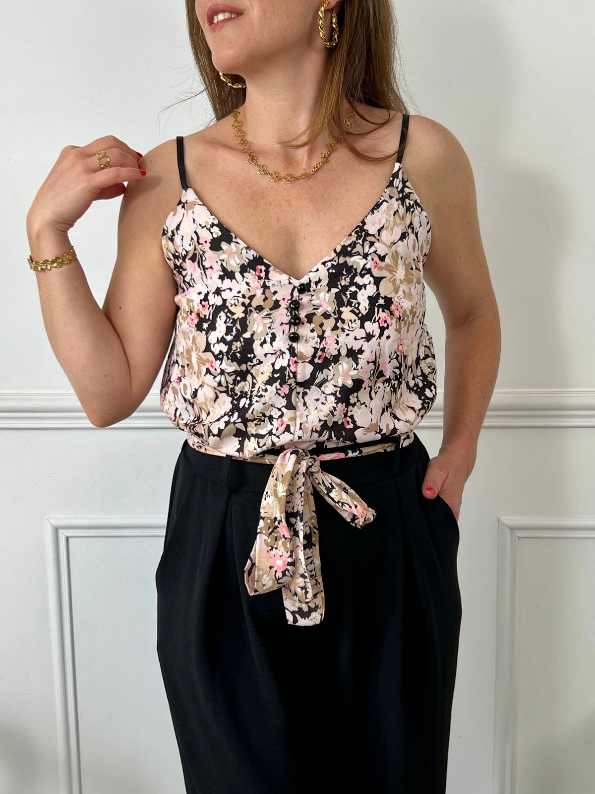 Ce top noir à bretelles réglables séduit par son élégance discrète et son motif floral délicat dans les tons rose et beige. Léger, féminin et facile à porter, il ajoute une touche romantique à n’importe quelle tenue.
