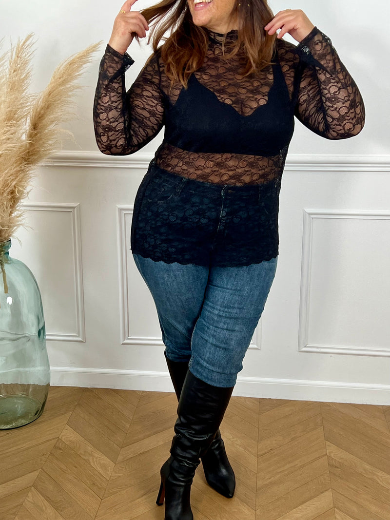 Ce top noir en dentelle élégant offre une allure féminine grâce à son col montant festonné et sa dentelle féminine. Conçu spécialement pour les tailles plus grandes, il est confortable et flatteur.