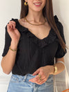 La blouse noire : Asya est le choix parfait pour une tenue décontractée mais chic. Avec son col v avant et arrière et ses manches courtes, elle met en valeur votre silhouette.&nbsp;