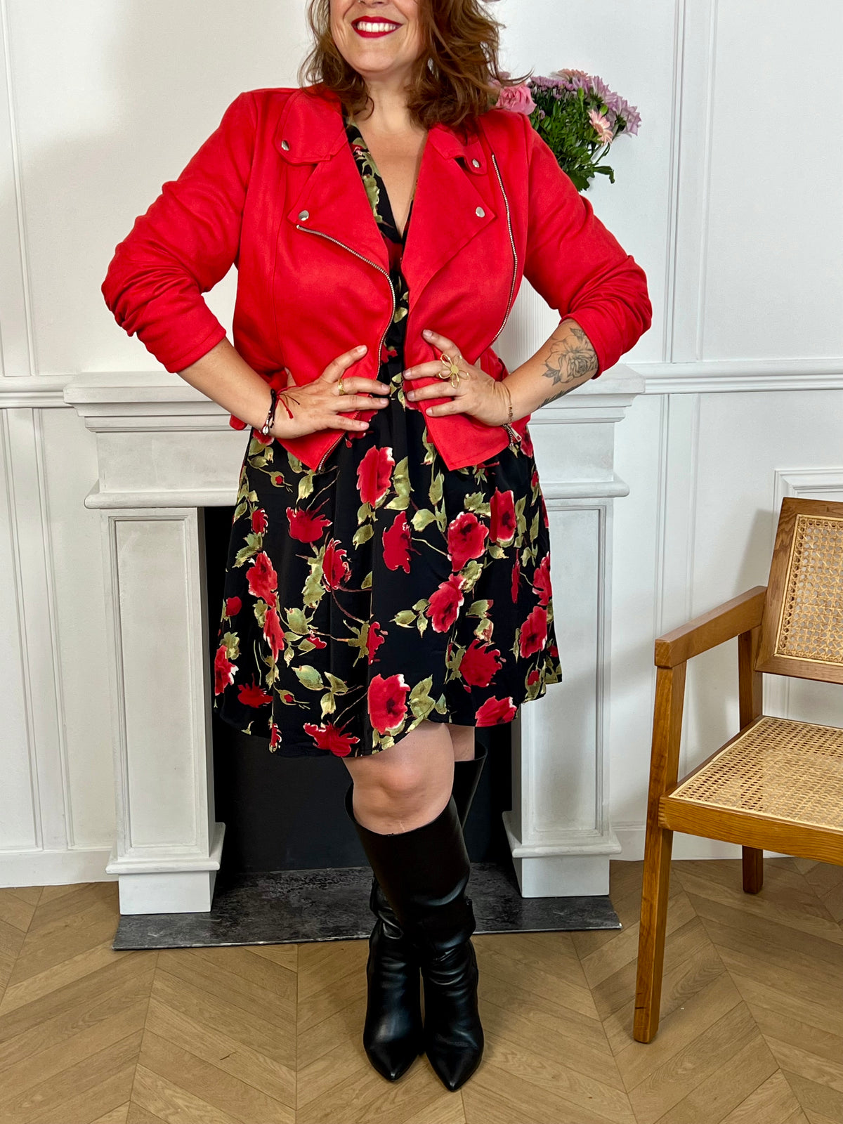 Ce perfecto rouge grande taille, modèle Calista, allie élégance et confort. Ses manches longues et son col revers apportent une touche classique, tandis que la fermeture éclair et les boutons argentés ajoutent un détail raffiné.