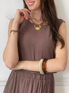Chic et harmonieux, cet ensemble top et jupe marron mise sur la simplicité raffinée. Sa teinte chaude et naturelle sublime toutes les carnations, tandis que sa coupe coordonnée assure une silhouette féminine et moderne en toute facilité.