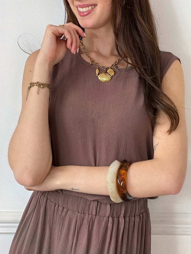 Chic et harmonieux, cet ensemble top et jupe marron mise sur la simplicité raffinée. Sa teinte chaude et naturelle sublime toutes les carnations, tandis que sa coupe coordonnée assure une silhouette féminine et moderne en toute facilité.