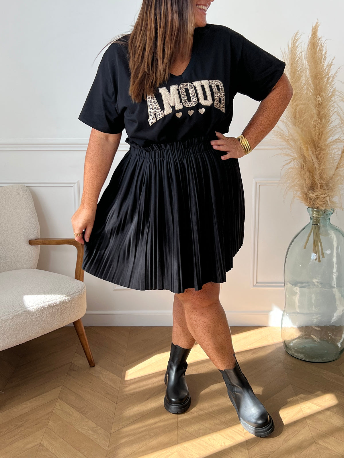Adoptez le confort avec ce tee-shirt grande taille noir, orné d’une inscription "Amour". Ses manches courtes et son col rond offrent une coupe agréable qui s’adapte parfaitement à votre silhouette.