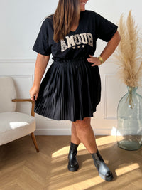 Adoptez le confort avec ce tee-shirt grande taille noir, orné d’une inscription "Amour". Ses manches courtes et son col rond offrent une coupe agréable qui s’adapte parfaitement à votre silhouette.
