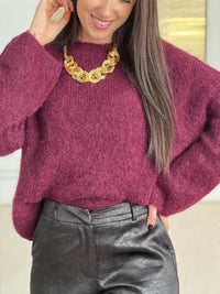 Découvrez le Pull Elma, un incontournable de votre garde-robe automnale. Confectionné en bordeaux profond, ce pull à manches longues et col rond offre confort et élégance au quotidien.