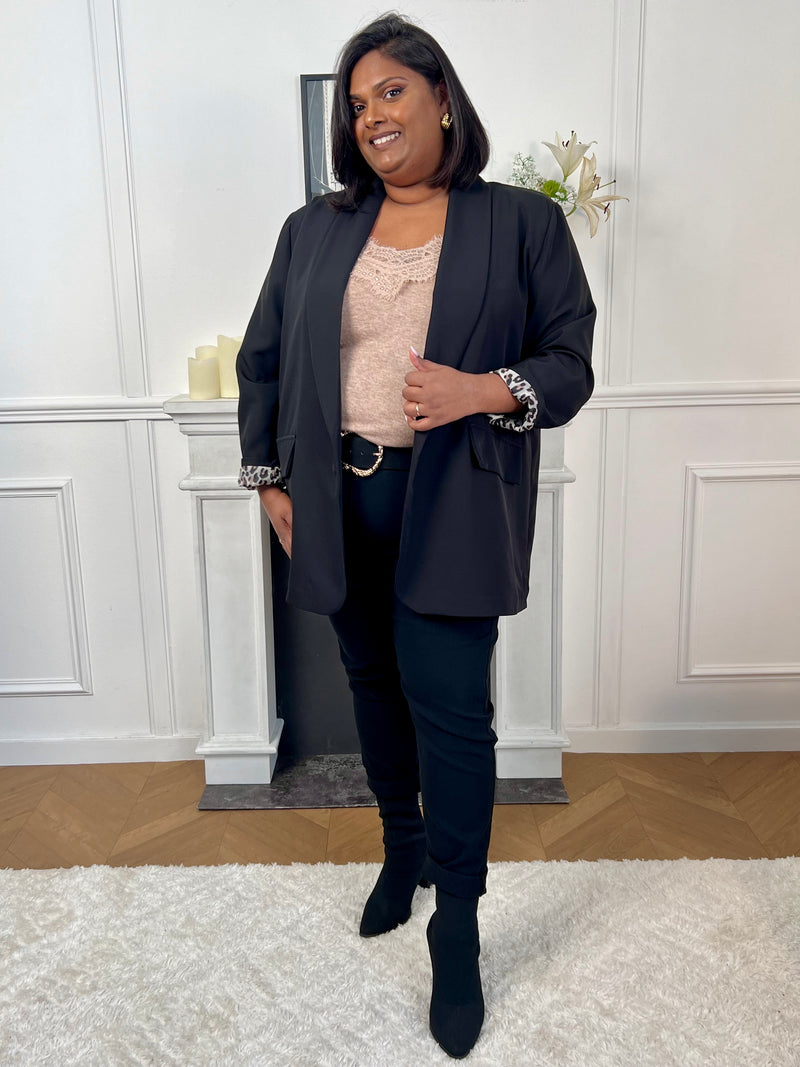 Ce blazer noir avec détail léopard est un incontournable de votre garde-robe. Les épaulettes et le détail léopard aux manches ajoutent une touche d'élégance et de sophistication à votre tenue. Idéal pour un look professionnel ou pour une soirée spéciale. Impressionnez avec le blazer Evan !