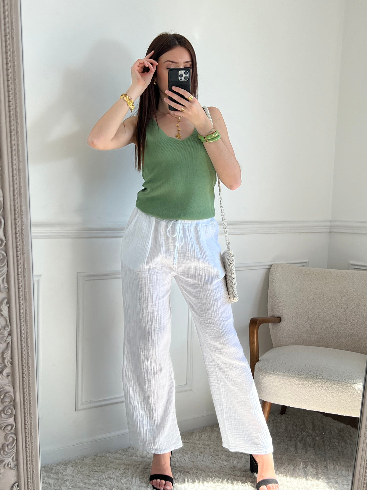 Adoptez le pantalon écru Jolina en gaze de coton. Sa coupe large et sa taille élastique offrent un confort optimal.