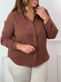 Cette chemise marron en gaze de coton pour femme grande taille est un essentiel de la garde-robe pour un style à la fois confortable et tendance. Confectionnée en 100% coton, elle offre douceur et légèreté, parfaite pour toutes les saisons. Dotée de manches longues et d’un col chemise classique, elle se porte facilement ouverte ou boutonnée sur toute la longueur. Les manches retroussables permettent de varier les styles selon l’occasion.