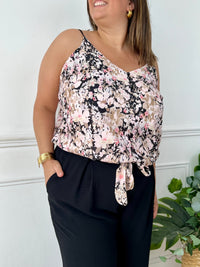 Ce top noir à bretelles réglables séduit par son élégance discrète et son motif floral délicat dans les tons rose et beige. Léger, féminin et facile à porter, il ajoute une touche romantique à n’importe quelle tenue.