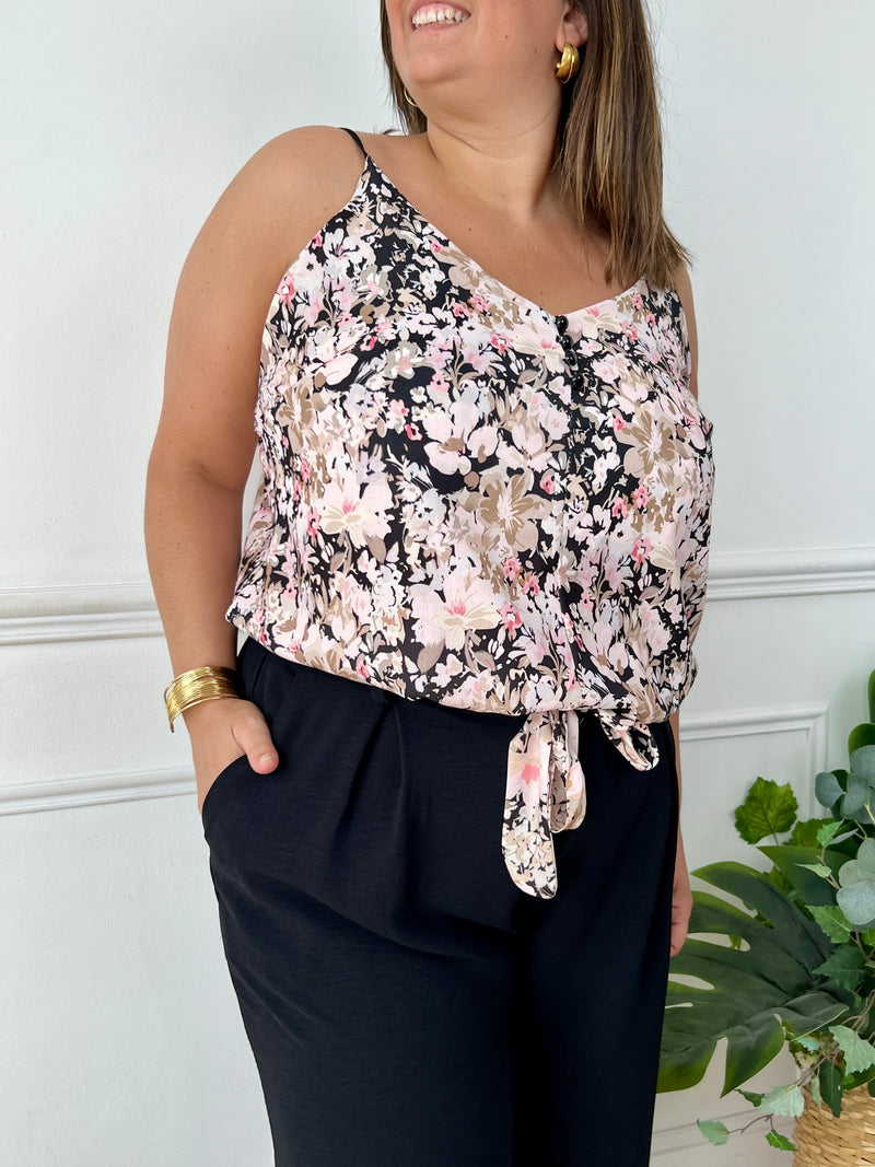 Ce top noir à bretelles réglables séduit par son élégance discrète et son motif floral délicat dans les tons rose et beige. Léger, féminin et facile à porter, il ajoute une touche romantique à n’importe quelle tenue.