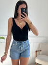 Ce Short en Jean Soline pour femme est parfait pour les journées ensoleillées. Avec sa ceinture amovible, vous pouvez créer différents looks. Pratique avec ses 2 poches et son zip, il possède également une poche factice et des ourlets sur le bas pour une touche de style. Disponible en bleu clair.