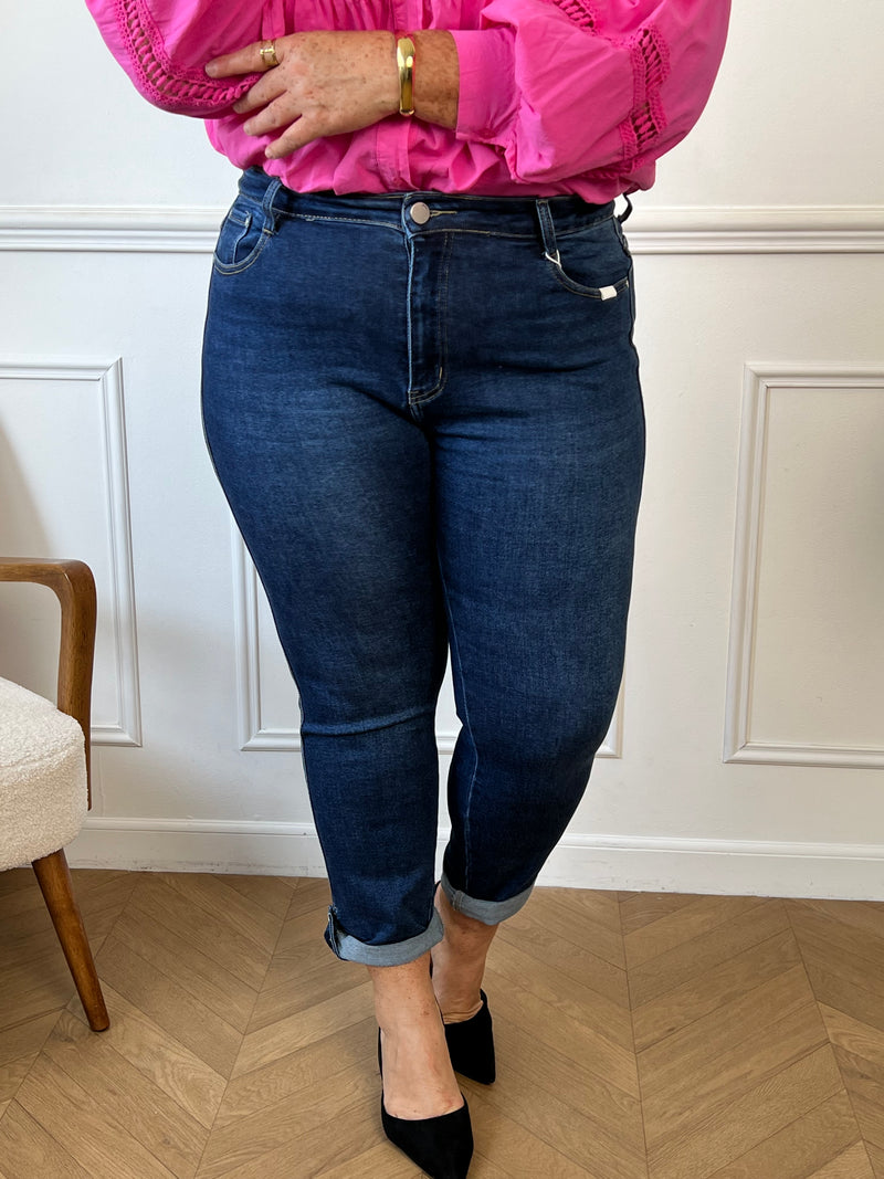 Le jean bleu foncé grande taille Melya assure confort et style avec sa coupe droite classique. Pratique, il dispose de deux poches à l’avant et à l’arrière pour garder vos essentiels à portée de main. Sa fermeture éclair accompagnée d’un bouton garantit une tenue fiable tout au long de la journée.&nbsp;