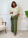 Ce pantalon kaki grande taille Karoline est un essentiel pour toutes les femmes. Très confortable avec son élastique au dos et ses poches latérales à l'avant, il ajoute une touche de style avec sa ceinture amovible à motifs assortie avec le top Alena.