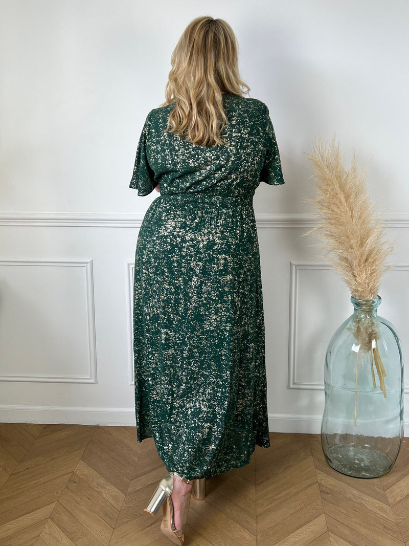 Découvrez la robe longue verte Curve : Lilwen. Cette robe élégante et intemporelle est ornée de détails dorés pour une touche de glamour. Cette robe vous fera briller.&nbsp;