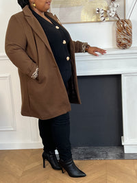 Élégant et raffiné, ce manteau mi-long marron séduit par ses détails sophistiqués. Ses manches à revers dévoilent un intérieur léopard chic et audacieux, offrant une touche de caractère subtile. Les boutons dorés amovibles, délicatement travaillés, viennent parfaire l’ensemble avec une note précieuse et intemporelle.