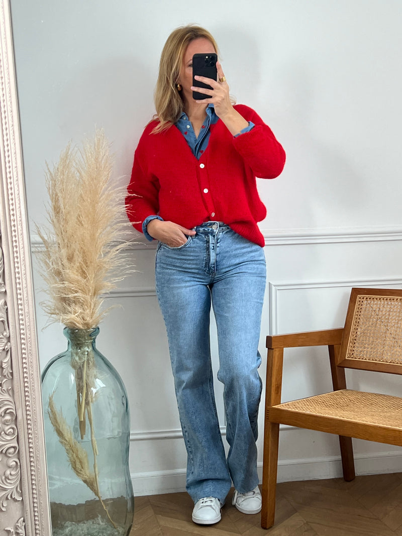 Découvrez le confort et l'élégance avec notre jean bleu pour femmes. Avec sa taille haute et sa coupe droite, il mettra en valeur votre silhouette. Pratique avec ses 2 poches latérales et 2 poches à l'arrière, il est aussi doté de passants pour ceinture. Son ourlet effiloché apporte une touche tendance.&nbsp;