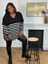 Ce pull noir grande taille Noemie combine confort et style avec ses manches courtes et son col en V flatteur. Son tissu ample offre une coupe décontractée idéale pour toutes les morphologies, tandis que les rayures écrues façon marinière ajoutent une touche élégante et intemporelle.