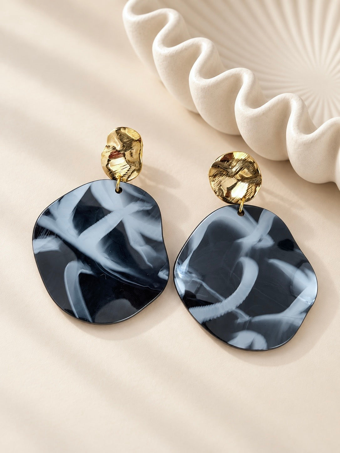 Boucles d’oreilles noires et écrues : Vega