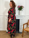 La robe longue grande taille Rosalina offre un confort ajusté grâce à son col cache-cœur, ses manches longues et son élastique à la taille. Son lien à nouer souligne la silhouette tandis que les motifs floraux illuminent votre style avec délicatesse.