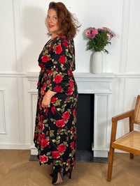La robe longue grande taille Rosalina offre un confort ajusté grâce à son col cache-cœur, ses manches longues et son élastique à la taille. Son lien à nouer souligne la silhouette tandis que les motifs floraux illuminent votre style avec délicatesse.