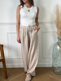 Découvrez le confort et l'élégance avec notre pantalon beige en lin femme : Joany. Sa douceur et sa fluidité vous apporteront un sentiment de bien-être absolu. Avec son élastique et sa ceinture factice à la taille, il s'adapte parfaitement à votre morphologie. Profitez également de ses 2 poches latérales pratiques.