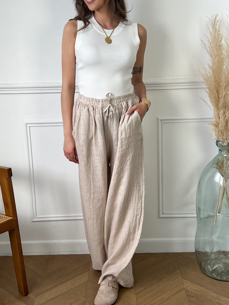 Découvrez le confort et l'élégance avec notre pantalon beige en lin femme : Joany. Sa douceur et sa fluidité vous apporteront un sentiment de bien-être absolu. Avec son élastique et sa ceinture factice à la taille, il s'adapte parfaitement à votre morphologie. Profitez également de ses 2 poches latérales pratiques.