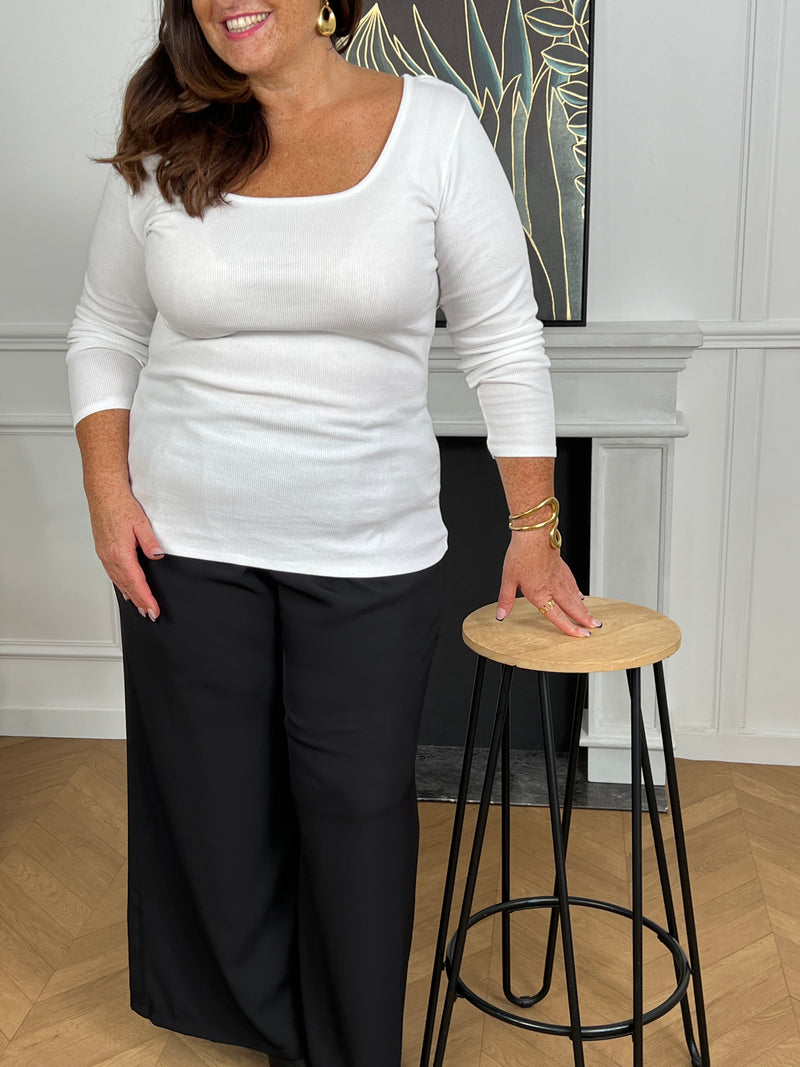 Indispensable du dressing, ce top blanc manches longues mise sur la simplicité et l'efficacité. Sa coupe épurée en fait une pièce facile à porter et à associer, parfaite en toute saison, seule ou sous une veste.