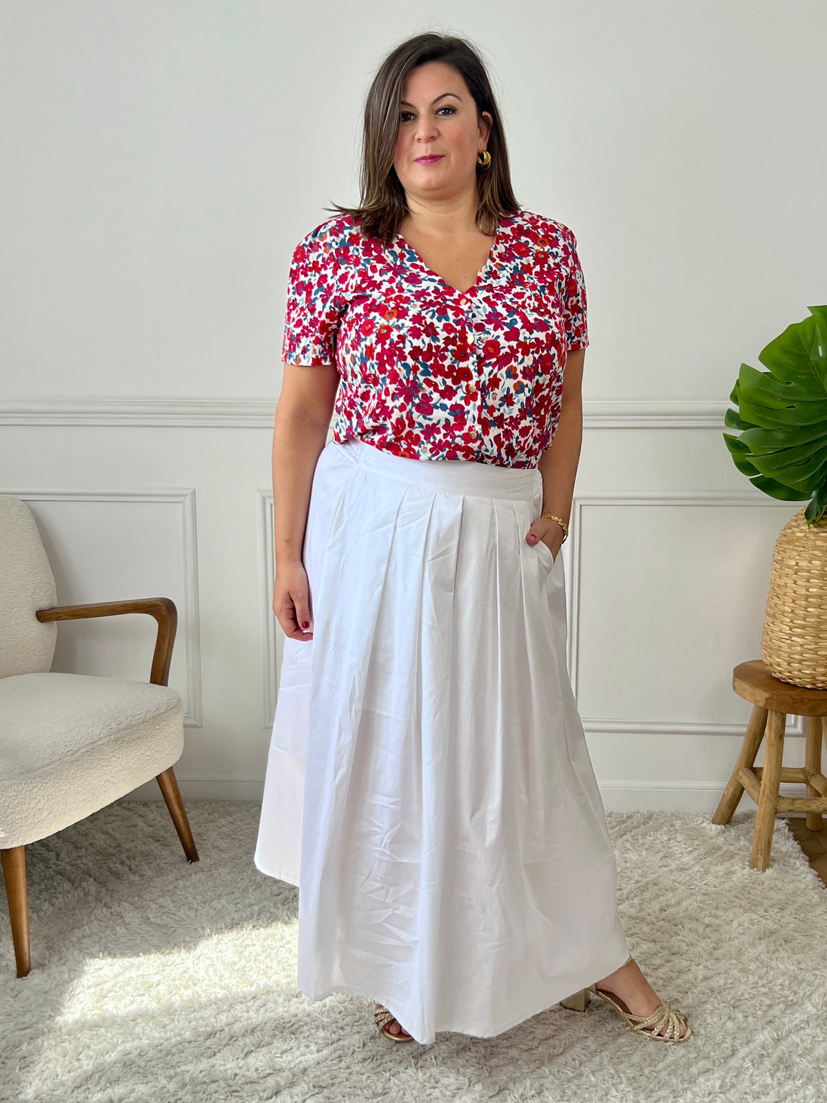 Découvrez la chemise Ilies, conçue pour les grandes tailles avec élégance et confort. Ses motifs floraux apportent une touche de fraîcheur, tandis que le col en V et les manches courtes offrent une silhouette flatteuse et légère.