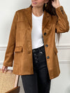 Adoptez une allure élégante et cosy avec cette veste douce en coloris camel. Confectionnée dans une matière effet daim, elle allie style et confort pour vous accompagner en toute occasion. Ses manches longues et ses boutons sur la longueur apportent une touche classique, tandis que ses deux poches factices à l’avant ajoutent une note chic et minimaliste.